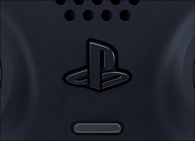 Le bouton PlayStation sur une manette PS5.