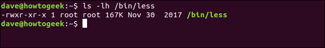 le "ls -lh / bin / less" commande dans une fenêtre de terminal.