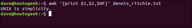 le "awk '{imprimer $ 1, $ 2, $ NF}' dennis_ritchie.txt" commande dans une fenêtre de terminal.