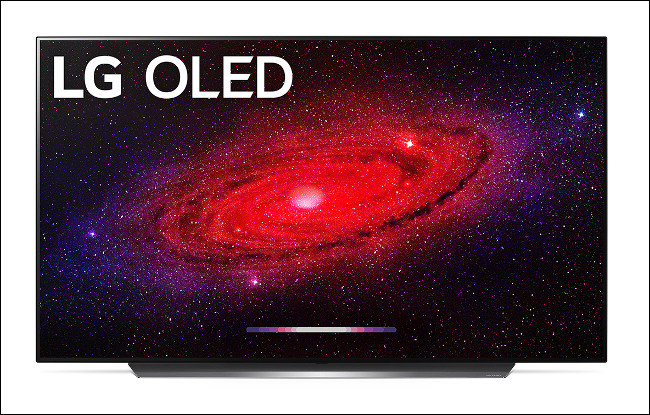 Un téléviseur phare LG CX OLED 2020 montrant une scène depuis l'espace.