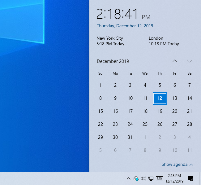 Panneau de l'horloge de Windows 10 indiquant l'heure dans trois fuseaux horaires.