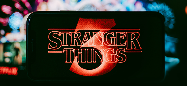 Le logo Stranger Things sur un arrière-plan flou et coloré.