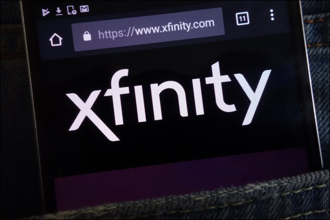 Le site Web Xfinity sur un smartphone dans la poche de quelqu'un.