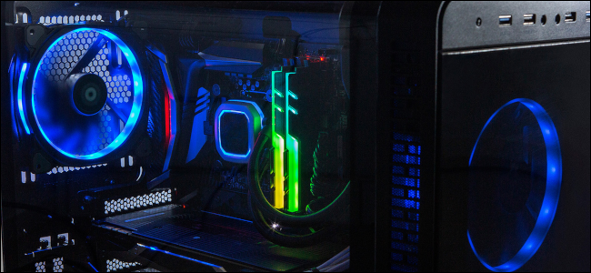 L'intérieur d'un PC de jeu avec un éclairage bleu, jaune et RVB sur ses composants.