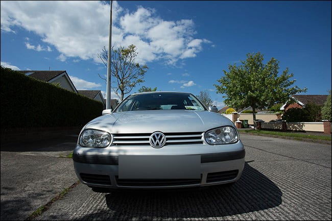 Vue avant d'un véhicule Volkswagen prise avec un objectif grand angle.