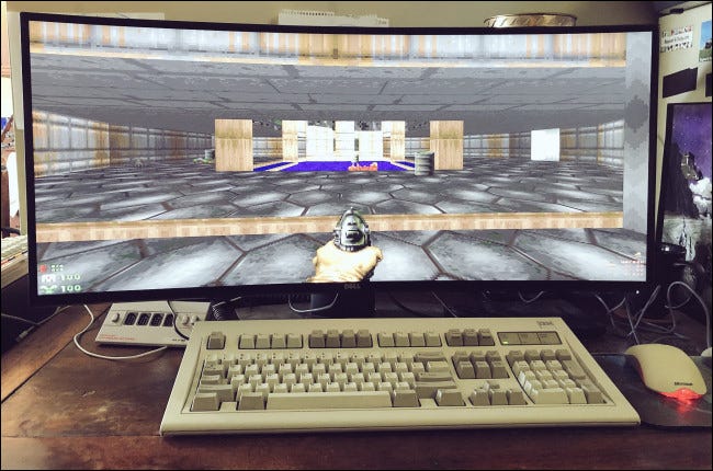 "Condamner" sur un écran large derrière un clavier et une souris de bureau. 
