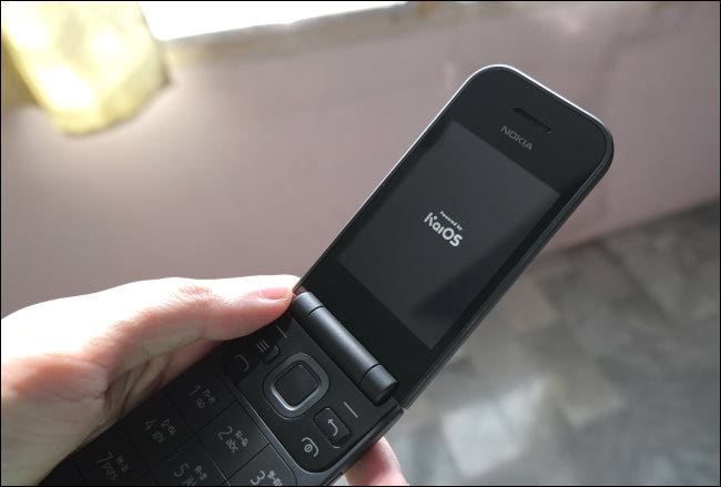 Un téléphone à clapet Nokia 2720 exécutant KaiOS.
