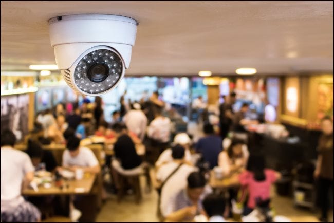 Une caméra de surveillance de sécurité CCTV au plafond d'un restaurant.