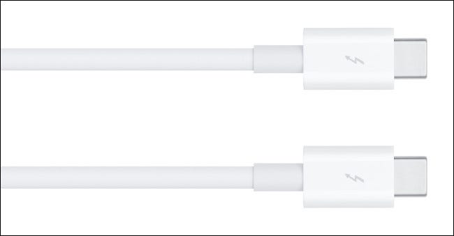 Deux câbles Apple Thunderbolt 3.
