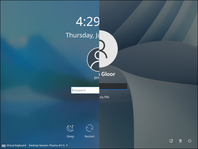 Une comparaison en écran partagé de l'écran de connexion KDE Neon et de l'écran de connexion Windows 11, respectivement.
