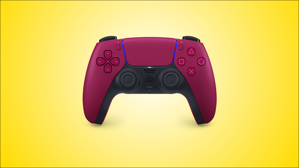 La variante de couleur rouge du contrôleur DualSense PS5, sur fond jaune.