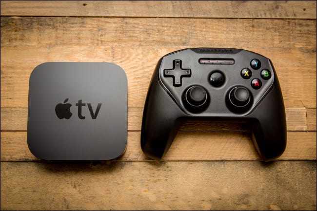 Une manette de jeu et une Apple TV.