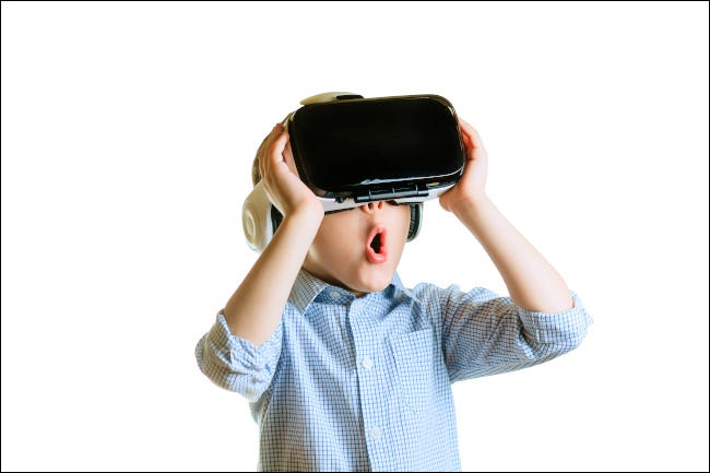 Jeune enfant avec une expression surprise tout en portant un casque VR.