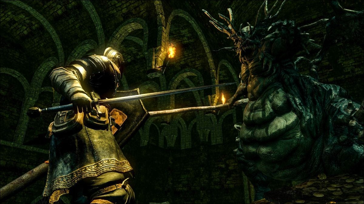 Joueur de Dark Souls combattant un ennemi.