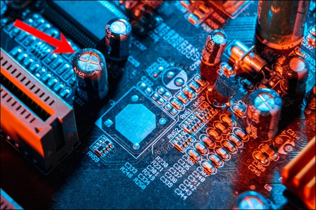 Plusieurs supercondensateurs sur un circuit imprimé.