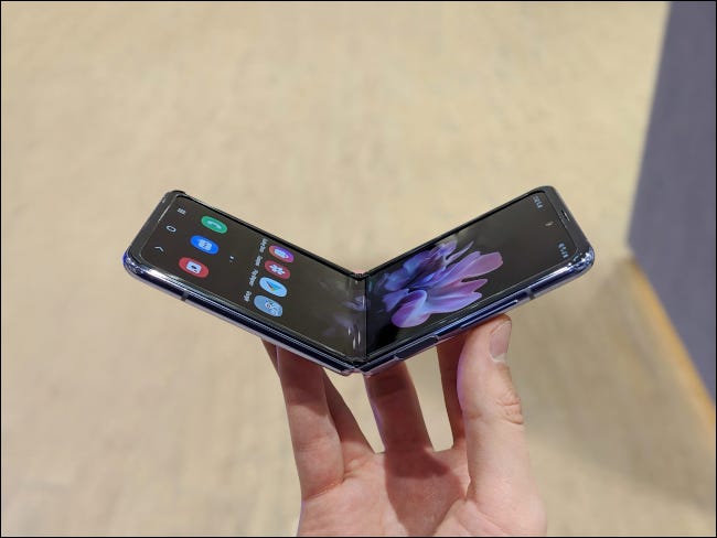Un smartphone Samsung Galaxy Z Flip partiellement fermé.