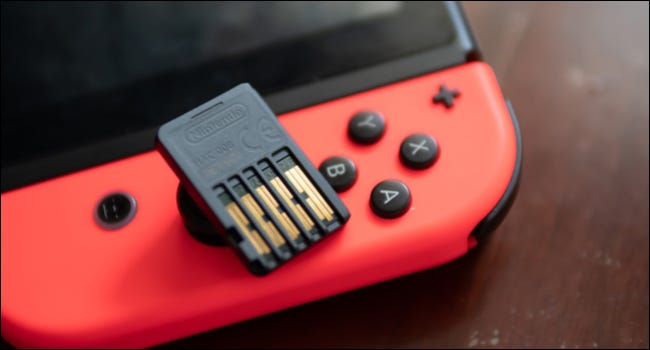 Gros plan d'une cartouche de jeu Nintendo Switch sur une unité Switch.