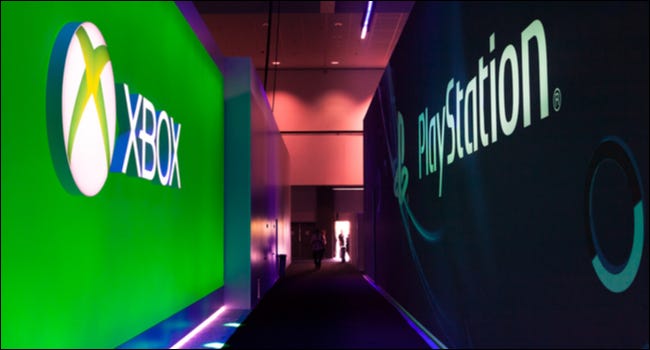 Couloir lors d'une conférence sur les jeux avec le logo Xbox d'un côté et le logo PlayStation de l'autre.