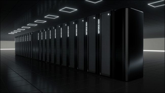 Salle de serveurs avec GeForce NOW SuperPOD Server System au milieu