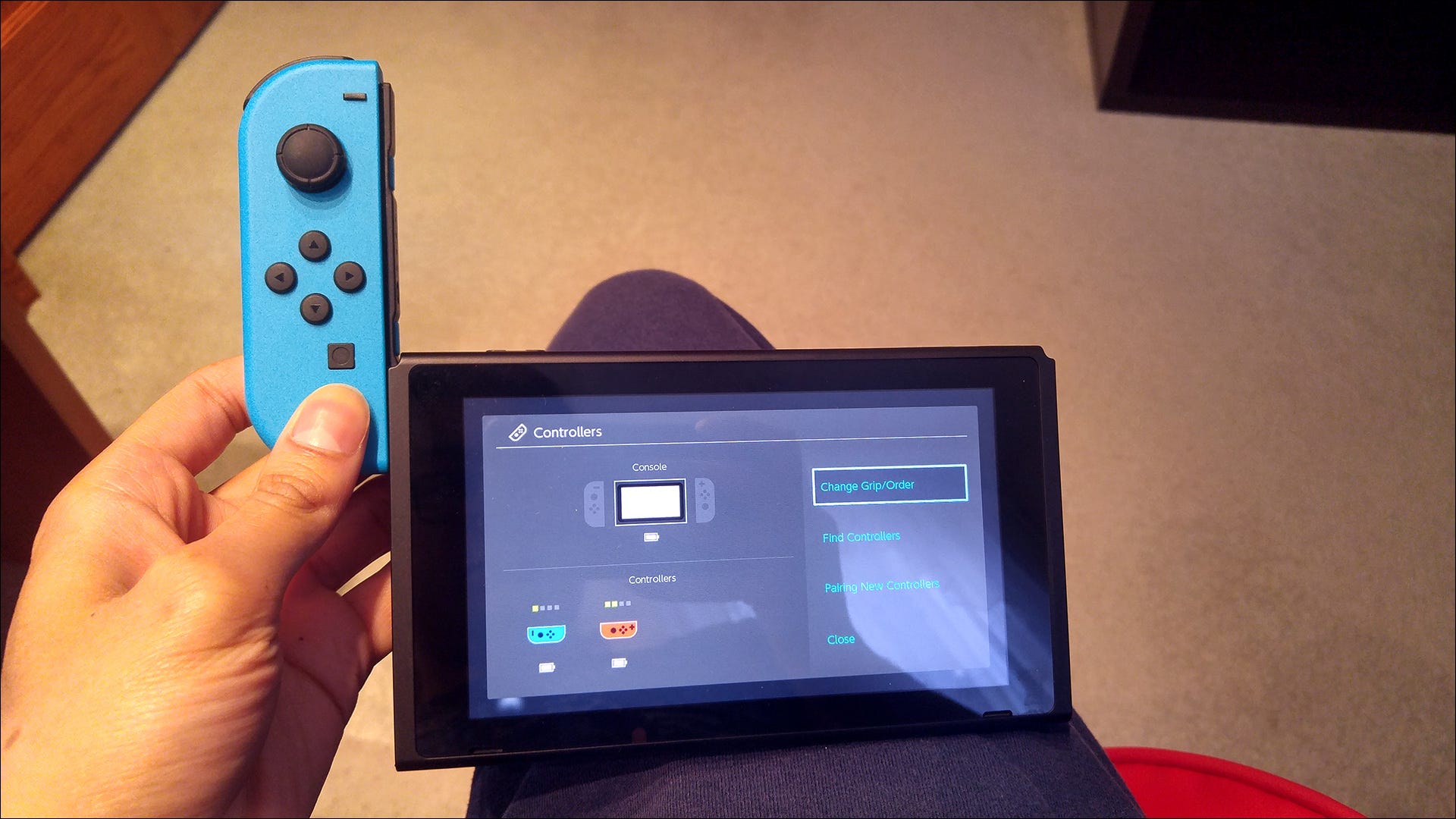 Glisser un Joy-Con gauche dans le côté gauche d'une Nintendo Switch.