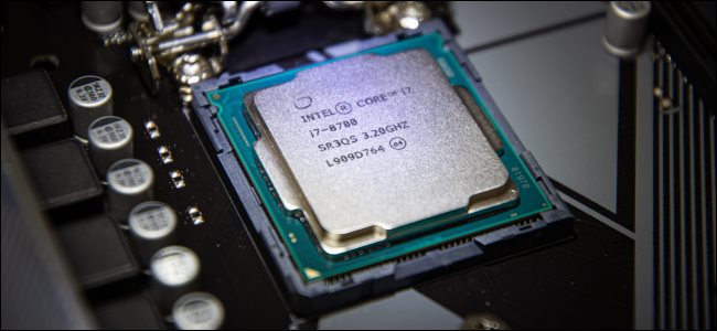 Un processeur Intel Core i7 dans un socket de carte mère.