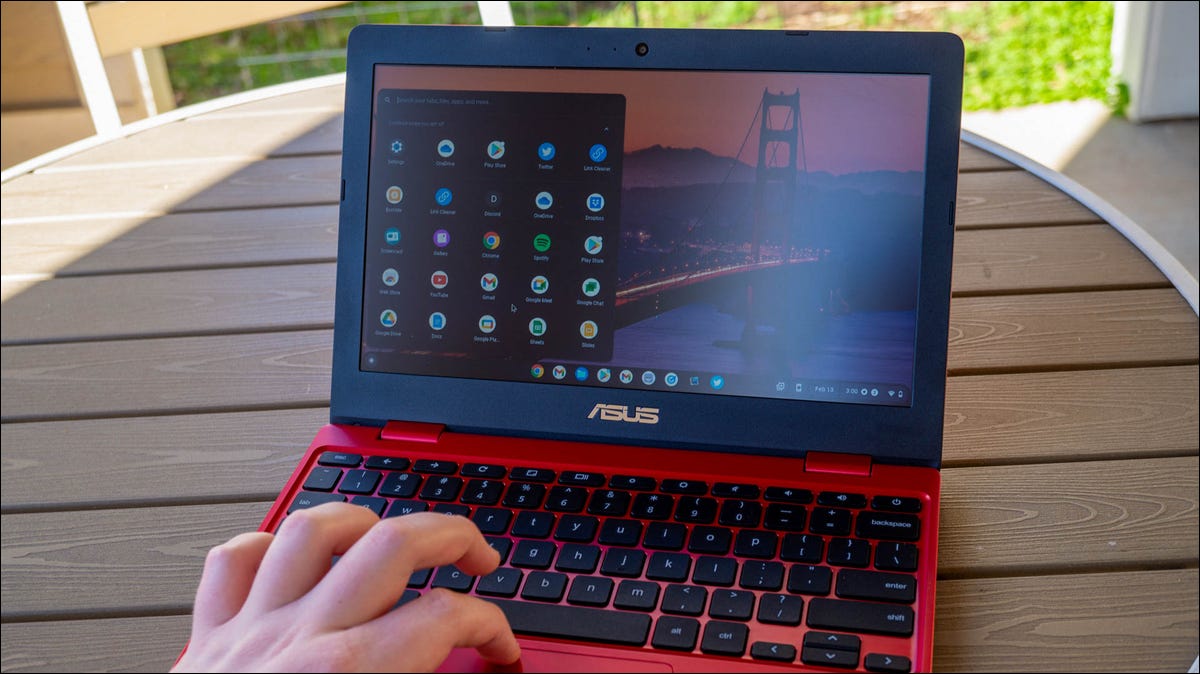 L'ordinateur portable ASUS Chromebook 12 C223NA exécutant Chrome OS.