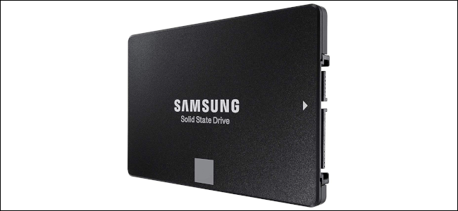 Un SSD Samsung 2,5 pouces noir sur fond blanc