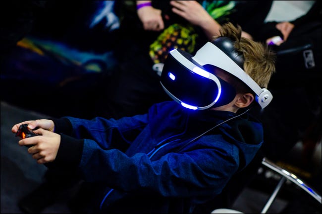 Un enfant utilisant un casque Sony PS VR.