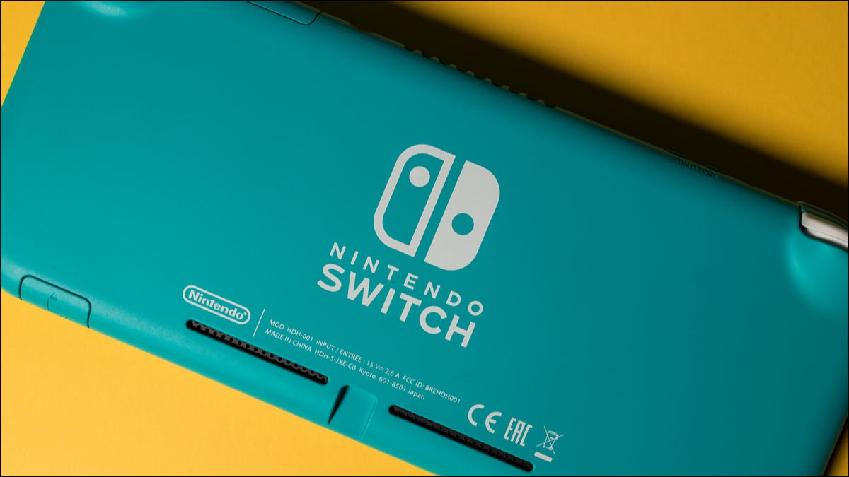 Nintendo Switch Lite sur fond jaune