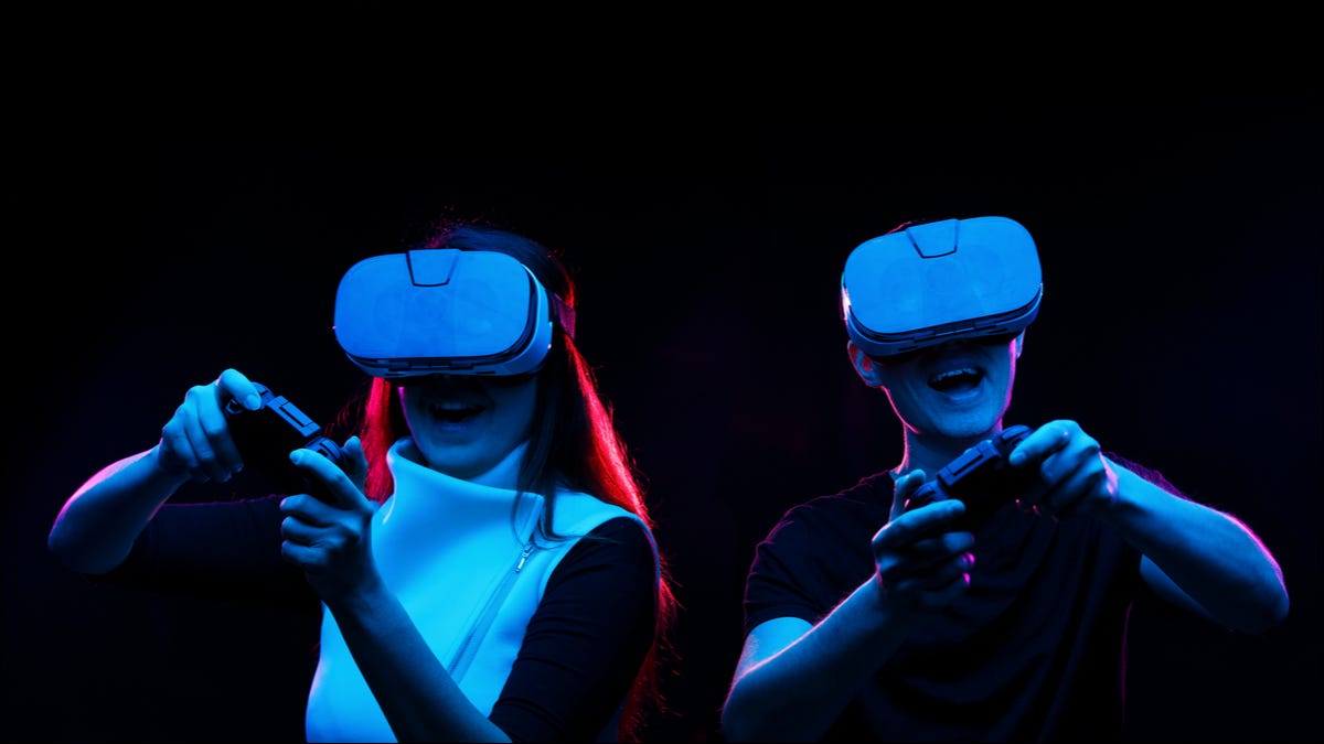 Un couple jouant à des jeux sur des casques VR.