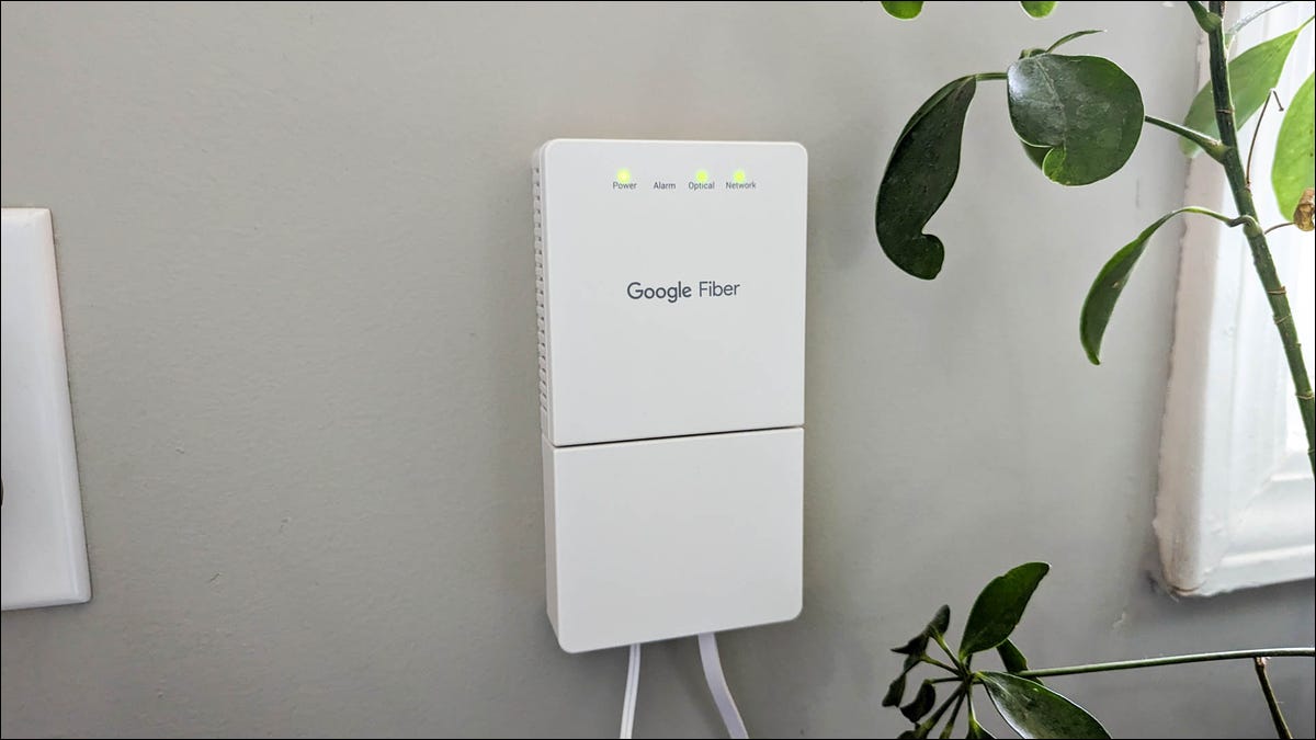 Un modem Google Fiber fixé au mur