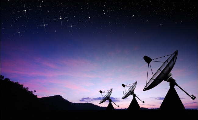 Antennes satellite contre un coucher de soleil.