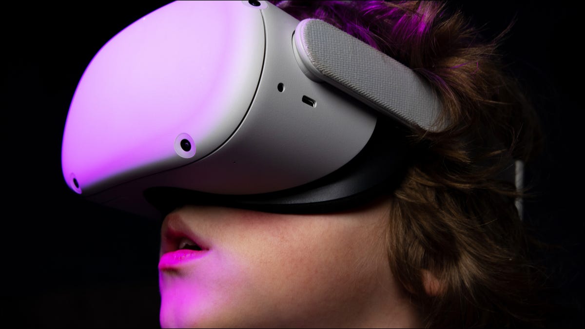Un enfant portant un casque VR Oculus Quest 2