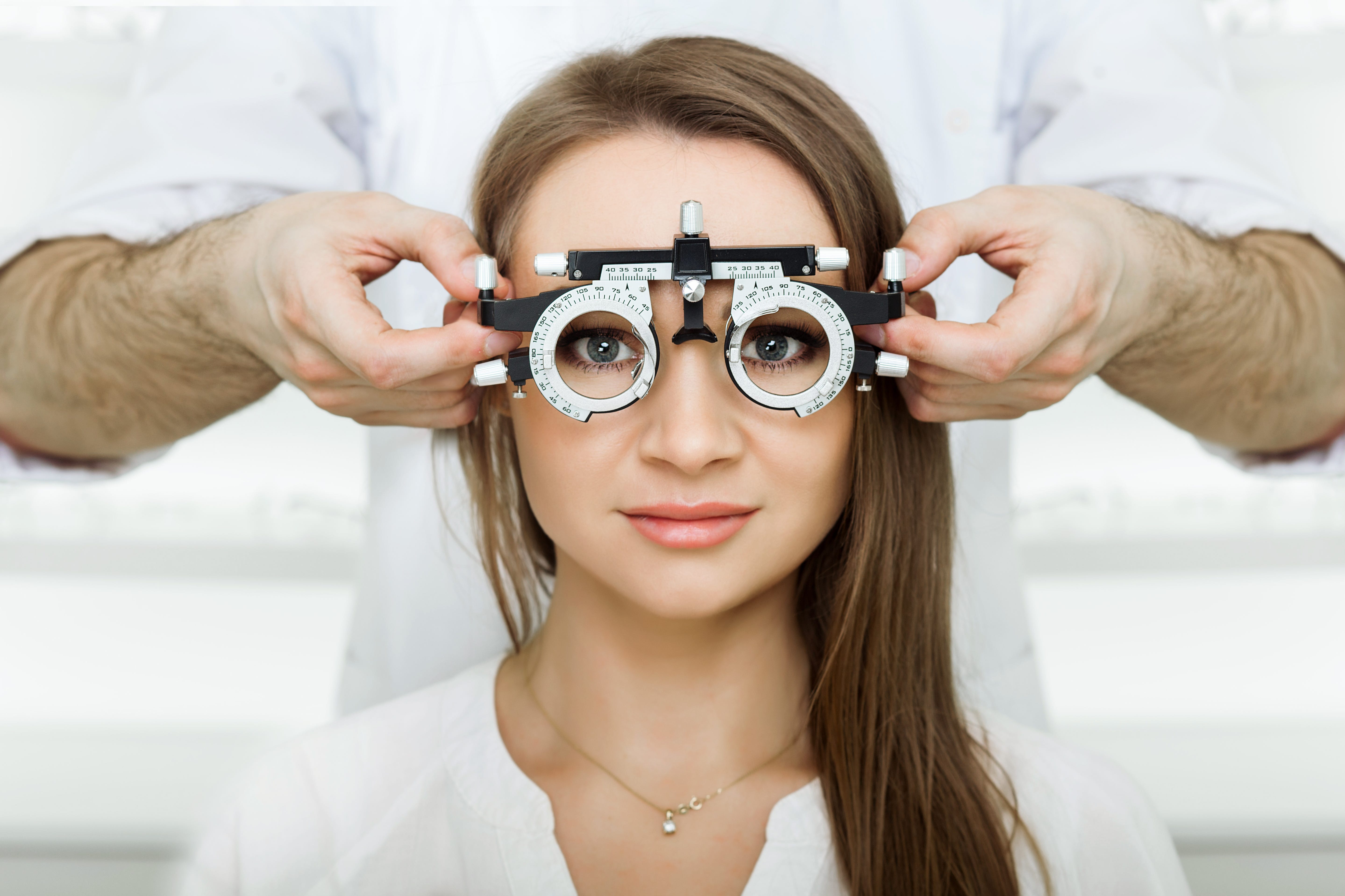 Un ophtalmologiste examine les yeux d