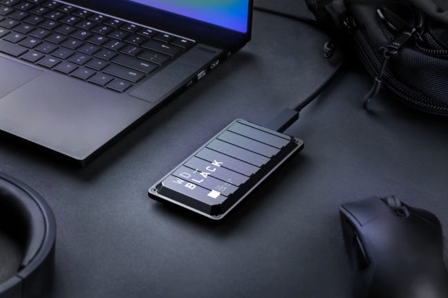 WD Black SSD sur le bureau près des accessoires